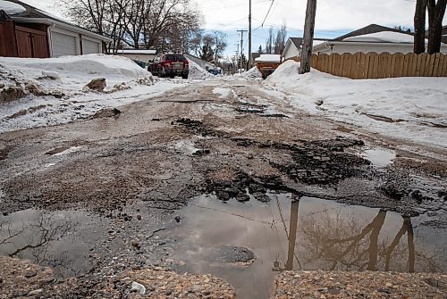 JESSICA LEE / WINNIPEG FREE PRESS

A pot hole is photographed in the back lane of Lockston Ave and Carpathia Rd on March 22, 2022.

Reporter: Cody


