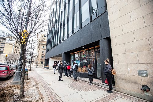 MIKAELA MACKENZIE / WINNIPEG FREE PRESS

People stand in line at the Service Canada Passport Services at 433 Main Street in Winnipeg on Tuesday, March 22, 2022.  For Malak Abas story.
Winnipeg Free Press 2022.