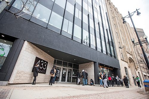 MIKAELA MACKENZIE / WINNIPEG FREE PRESS

People stand in line at the Service Canada Passport Services at 433 Main Street in Winnipeg on Tuesday, March 22, 2022.  For Malak Abas story.
Winnipeg Free Press 2022.