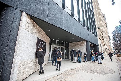 MIKAELA MACKENZIE / WINNIPEG FREE PRESS

People stand in line at the Service Canada Passport Services at 433 Main Street in Winnipeg on Tuesday, March 22, 2022.  For Malak Abas story.
Winnipeg Free Press 2022.