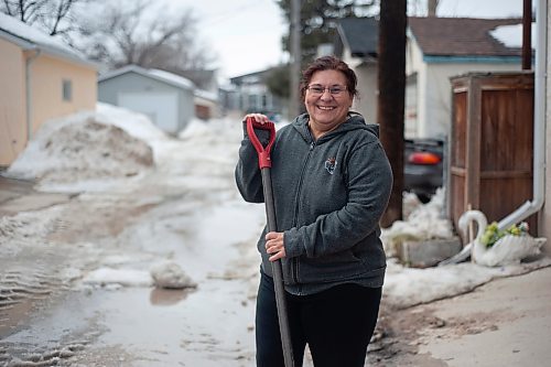 CODY SELLAR / WINNIPEG FREE PRESS

Elizabeth Acosta said she ran out to clear the blocks of ice from behind her garage as soon as she heard the beep of the plow. March 22, 2022