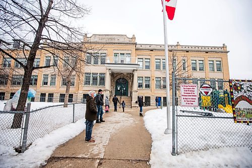 MIKAELA MACKENZIE / WINNIPEG FREE PRESS

Luxton School, where a community case letter was recently sent out, in Winnipeg on Wednesday, March 23, 2022.  For Maggie story.
Winnipeg Free Press 2022.