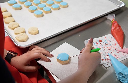 JESSICA LEE / WINNIPEG FREE PRESS

Shannon Pham, a worker at Sugar Mama Cookie Co., decorates a cookie on March 24, 2022. The store is having its soft launch on the 26th.

Reporter: Gabby


