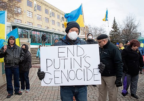 JESSICA LEE / WINNIPEG FREE PRESS

Richard McIlerney holds a sign at the Forks on March 24, 2022 during a protest which called for an end to the Russian invasion of Ukraine.



