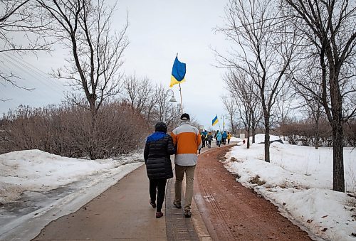 JESSICA LEE / WINNIPEG FREE PRESS

A couple walk near the Provencher Bridge on March 24, 2022 during a protest which called for an end to the Russian invasion of Ukraine.


