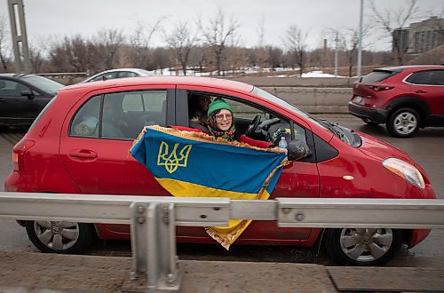 JESSICA LEE / WINNIPEG FREE PRESS

A protestor holds a Ukrainian flag while driving on the Provencher Bridge on March 24, 2022 during a protest which called for an end to the Russian invasion of Ukraine.


