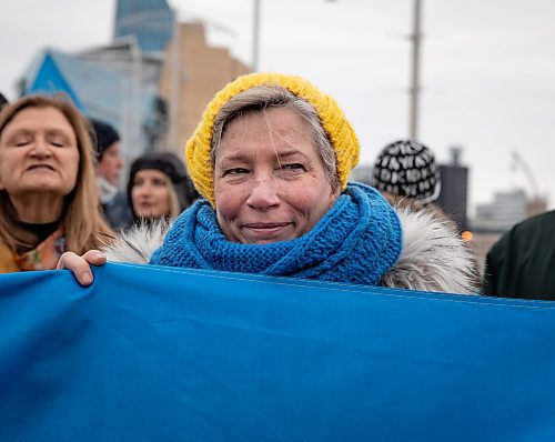 JESSICA LEE / WINNIPEG FREE PRESS

Joy Stewart Wiwchar holds a Ukrainian flag near the Human Rights Museum on March 24, 2022 during a protest which called for an end to the Russian invasion of Ukraine.


