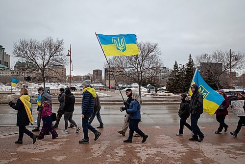 JESSICA LEE / WINNIPEG FREE PRESS

Michelle Kowalchuk (centre) holds a Ukrainian flag near The Forks on March 24, 2022 during a protest which called for an end to the Russian invasion of Ukraine.


