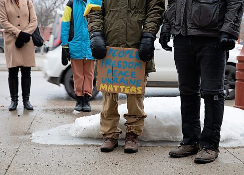 JESSICA LEE / WINNIPEG FREE PRESS

A protestor holds a sign at The Forks on March 24, 2022 during a protest which called for an end to the Russian invasion of Ukraine.


