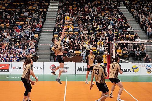 JESSICA LEE / WINNIPEG FREE PRESS

University of Manitoba Bisons men&#x2019;s volleyball team (wearing brown) played against Trinity Western University on March 25, 2022 at the IG Athletic Centre.

Reporter: Mike S.


