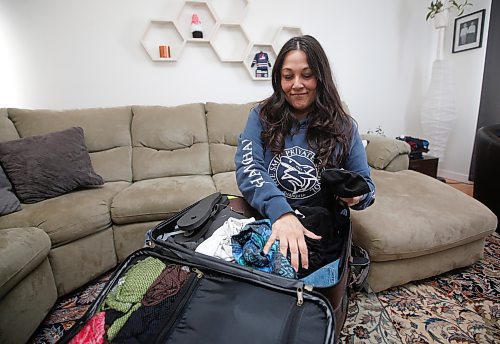 JOHN WOODS / WINNIPEG FREE PRESS
Shakira Whitton packs a bag for her children at her home Sunday, March 27, 2022. Whitton had trouble getting passports for her children who are flying to Mexico tonight.