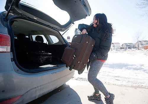 JOHN WOODS / WINNIPEG FREE PRESS
Shakira Whitton packs a bag for her children at her home Sunday, March 27, 2022. Whitton had trouble getting passports for her children who are flying to Mexico tonight.