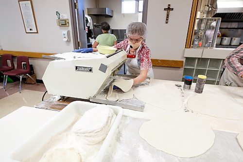 MIKE DEAL / WINNIPEG FREE PRESS
Anne Rybak at the rolling machine flattens the dough so that it can be cut out into round discs.
Holy Eucharist operates a year-round Perogy Hotline to raise funds for the church. Amid the crisis in Ukraine, the volunteers have started donating a portion of their proceeds to humanitarian efforts in the country.
see Eva Wasney story
220324 - Thursday, March 24, 2022.