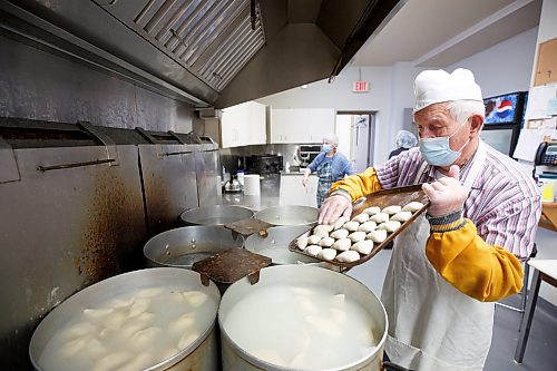 MIKE DEAL / WINNIPEG FREE PRESS
Matthew Bakan adds a tray of freshly pinched perogies while keeping an eye on six large boiling pots.
Holy Eucharist operates a year-round Perogy Hotline to raise funds for the church. Amid the crisis in Ukraine, the volunteers have started donating a portion of their proceeds to humanitarian efforts in the country.
see Eva Wasney story
220324 - Thursday, March 24, 2022.