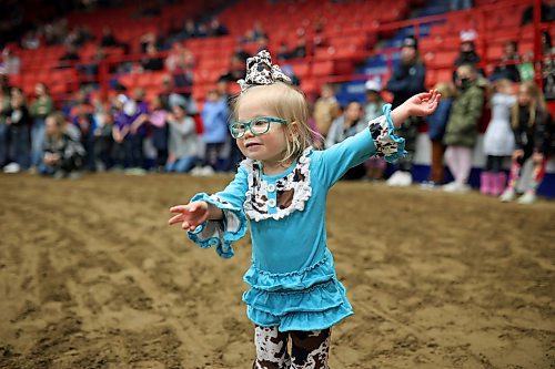 29032022
Two-year-old Oakleigh Gould watches the WoofJocks Canine All Stars perform in Westoba Place during the Royal Manitoba Winter Fair on Tuesday.
(Tim Smith/The Brandon Sun)