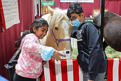 29032022
Siblings Sahasra and Siddharth Tatineni take selfies with a horse at Lucky Break Equine during the Royal Manitoba Winter Fair on Tuesday.
(Tim Smith/The Brandon Sun)