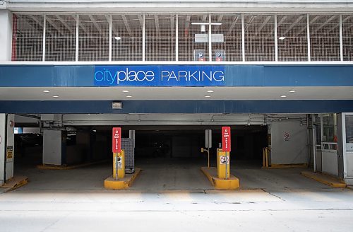 JESSICA LEE / WINNIPEG FREE PRESS

The former Eaton&#x2019;s parkade at 266 Hargrave is photographed on March 29, 2022.