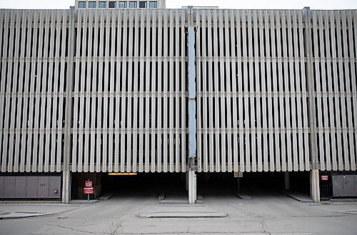 JESSICA LEE / WINNIPEG FREE PRESS

The Medical Arts parking structure at 218 Edmonton is photographed on March 29, 2022.