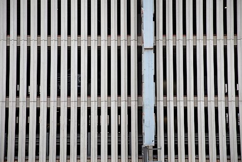 JESSICA LEE / WINNIPEG FREE PRESS

A close-up of the &#x201c;fins&#x201d; of the Medical Arts parking structure at 218 Edmonton are photographed on March 29, 2022. 