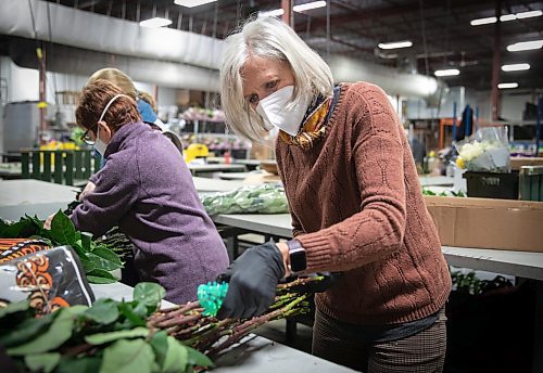 JESSICA LEE / WINNIPEG FREE PRESS

Suzanne Du Plooy (in orange) removes thorns from flowers at Petals West on March 29, 2022. The flowers will be assembled into bouquets which will be sold at WAG&#x2019;s Art in Bloom event.

Reporter: Alan