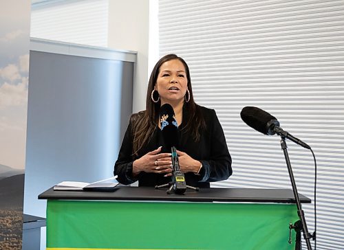 JESSICA LEE / WINNIPEG FREE PRESS

Jessica Dumas of Jessica Dumas Coaching and Training speaks at Indigeno Travel offices on March 30, 2022.