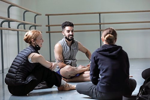 \RUTH BONNEVILLE / WINNIPEG FREE PRESS

ENT - RWB

Casual photos of a few dancers in the company during brief warmup in one of the dance studios and talking with reporter afterward. 

Names:  Alanna McAdie (long sleeved),  Elizabeth Lamont (vest) and Stephan Azulay.  

Story: Reporter having a casual chat with company members about the upcoming 2022/23 season in one of their studios.  


Jen Zoratti
Columns + features, Winnipeg Free Press 

March 30th,  2022
