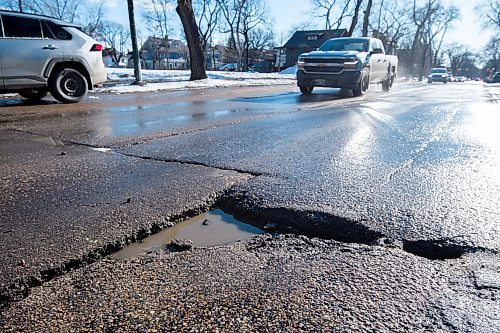 Mike Sudoma / Winnipeg Free Press
Traffic moves past a large pot hole on Grovesnor Ave in the Northbound lane Wednesday
March 30, 2022