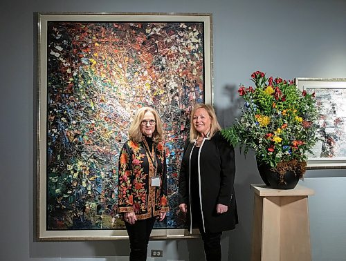 JESSICA LEE / WINNIPEG FREE PRESS

Art in Bloom co-chairs Andrea Cibinel (left) and Esme Scarlett pose for a photo on March 31, 2022 at Winnipeg Art Gallery in front of their flower installation and the painting that inspired it.