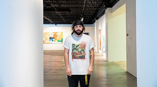 JESSICA LEE / WINNIPEG FREE PRESS

Winnipeg artist Bistyek poses for a photo at his gallery space on March 31, 2022.