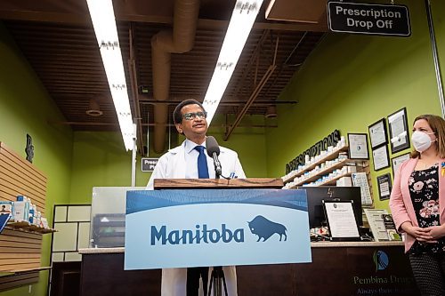 Mike Sudoma / Winnipeg Free Press
Pembina Drugs Pharmacy co-owner, Mohamed Ali, speaks to media regarding the newly announced Quit Smoking with Your Manitoba Government initiative Friday morning
April 1, 2022