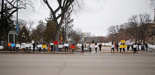 JOHN WOODS / WINNIPEG FREE PRESS
Members of Winnipeg&#x2019;s Sri Lankan community gather outside the Manitoba Legislature to bring to light some of the injustices they feel are being imposed on their relatives by Sri Lanka&#x2019;s current government Sunday, April 3, 2022.