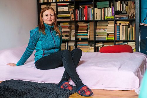 MIKAELA MACKENZIE / WINNIPEG FREE PRESS

Ukrainian refugee Tetiana Maksymtsiv poses for a portrait in her room in Warsaw on Thursday, March 31, 2022.  Her mother's Polish employer helped her arrange the place to stay, and in a few days she will be flying to Winnipeg to settle in Canada. For Melissa story.
Winnipeg Free Press 2022.