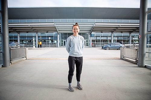 MIKE DEAL / WINNIPEG FREE PRESS
Team Canada defenceman Jocelyne Larocque at the James Richardson International Airport Monday morning. Jocelyne was headed back to her home in Toronto.
See Mike Sawatzky story
220404 - Monday, April 04, 2022.