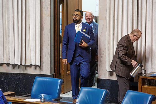 MIKE DEAL / WINNIPEG FREE PRESS
Obby Khan, MLA Fort Whyte, arrives in the assembly chamber for his first Question Period, Monday afternoon.
220404 - Monday, April 04, 2022.