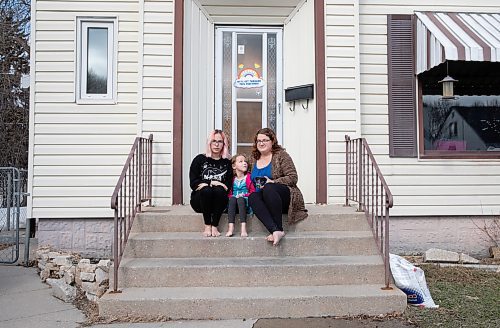 JESSICA LEE / WINNIPEG FREE PRESS

From left to right: Natalie Thieseen, 13, Isabelle Balser, 6, and Karyn Balser, sit at their door steps and pose for a photo on April 4, 2022. The family had avoided catching COVID until Natalie tested positive earlier last week during spring break.

Reporter: Maggie