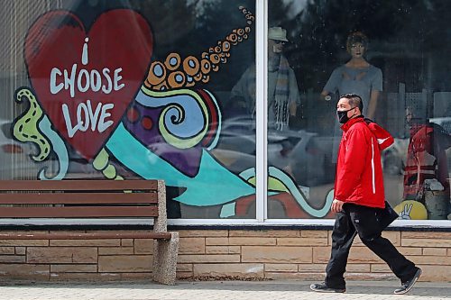 04042022
A pedestrian walks past a window mural at Junction 16 Clothing Co. in Shoal Lake on a mild Monday.  (Tim Smith/The Brandon Sun)