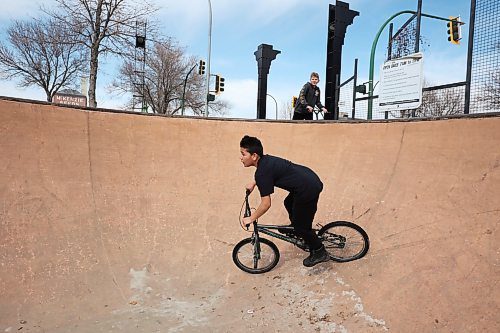 04042022
Eleven-year-old Tavin Richard rides his BMX at the Kristopher Campbell Memorial Skatepark on a mild Monday. (Tim Smith/The Brandon Sun)