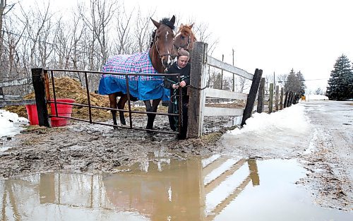 RUTH BONNEVILLE / WINNIPEG FREE PRESS

Weather standup

Stephanie Noga, a stable handler at Grand Oak Meadows Stables on McCreary Rd,, opens the gate to bring to female horses back to the barn, Vita (purple coat) and Bella after getting some fresh air, exercise and a few drops of rain Tuesday/  

 April 5th,  2022
