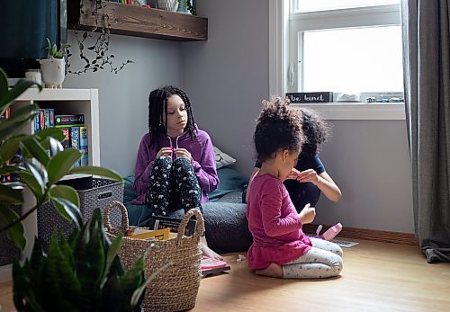 JESSICA LEE / WINNIPEG FREE PRESS

Ava Fryza-Alleyne, 9, (left) plays at home with her sisters Jordyn, 7, and Kendal, 4, (centre) on April 5, 2022. In 2021, Ava was in the hospital after being diagnosed with ulcerative colitis in 2021.

Reporter: Chris