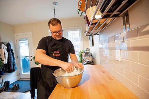 Mike Sudoma / Winnipeg Free Press
Jared Ozuk kneads some dough using his own technique utilizing a scraper and a mixing bowl in his kitchen Tuesday evening.
April 5, 2022