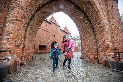 MIKAELA MACKENZIE / WINNIPEG FREE PRESS

Ilona Protynyak, and her children, Demian (five) and Milena (four), go for a walk through the old town in Warsaw on Friday, April 1, 2022. They have been going for long walks to entertain the children, and to give them good memories from this difficult time, while waiting for the Canadian visa paperwork to come through.  For Melissa story.
Winnipeg Free Press 2022.