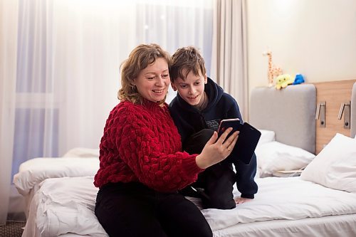 MIKAELA MACKENZIE / WINNIPEG FREE PRESS

Nataliia Cherevko and her 11-year-old son, Bohdan Cherevko, talk to Nataliia's mom via video chat in their hotel room in Warsaw on Friday, April 1, 2022.  For Melissa story.
Winnipeg Free Press 2022.