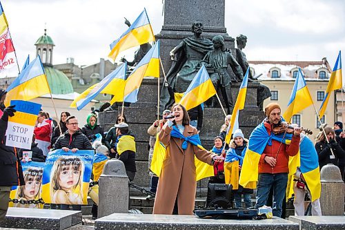 MIKAELA MACKENZIE / WINNIPEG FREE PRESS

Daria Sichkar sings and Brahmdev Malewicz plays violin at a demonstration, which was calling for NATO to close the airspace over Ukraine, in Krakow on Sunday, April 3, 2022.  For Melissa story.
Winnipeg Free Press 2022.