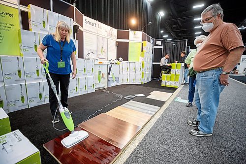 MIKE DEAL / WINNIPEG FREE PRESS
Liz Cosgrove demonstrates the Steam Mop Plus at The Winnipeg Home and Garden Show at the RBC Convention Centre, Thursday afternoon. The show will be going from April 7-10.
220407 - Thursday, April 07, 2022.