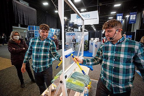 MIKE DEAL / WINNIPEG FREE PRESS
Shannon Matte demonstrates the Aquablade at The Winnipeg Home and Garden Show at the RBC Convention Centre, Thursday afternoon. The show will be going from April 7-10.
220407 - Thursday, April 07, 2022.