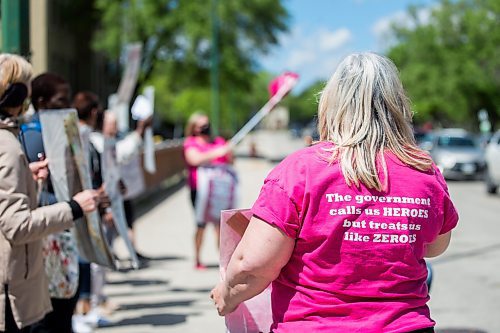 MIKAELA MACKENZIE / WINNIPEG FREE PRESS



CUPE Local 204 president Debbie Boissonneault leads a Health care worker rally, protesting the government's treatment of health care staff and asking for a contract after five years without one, at St. Boniface Hospital in Winnipeg on Friday, June 3, 2022. For Malak Abas story.

Winnipeg Free Press 2022.