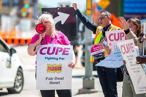 MIKAELA MACKENZIE / WINNIPEG FREE PRESS



CUPE Local 204 president Debbie Boissonneault leads a Health care worker rally, protesting the government's treatment of health care staff and asking for a contract after five years without one, at St. Boniface Hospital in Winnipeg on Friday, June 3, 2022. For Malak Abas story.

Winnipeg Free Press 2022.