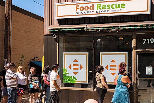 Customers line up outside Brandon&#x2019;s Food Rescue Store Friday. (Chelsea Kemp/The Brandon Sun)