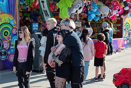 JESSICA LEE / WINNIPEG FREE PRESS

Mistee McLean (black hair) and Payton McLennan attend Transcona Hi Neighbour Festival on June 3, 2022 after a two year hiatus because of the pandemic.





