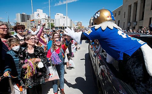 JOHN WOODS / WINNIPEG FREE PRESS
People take part in the Pride Parade in downtown Winnipeg Sunday, June 5, 2022. 

Re: gabby